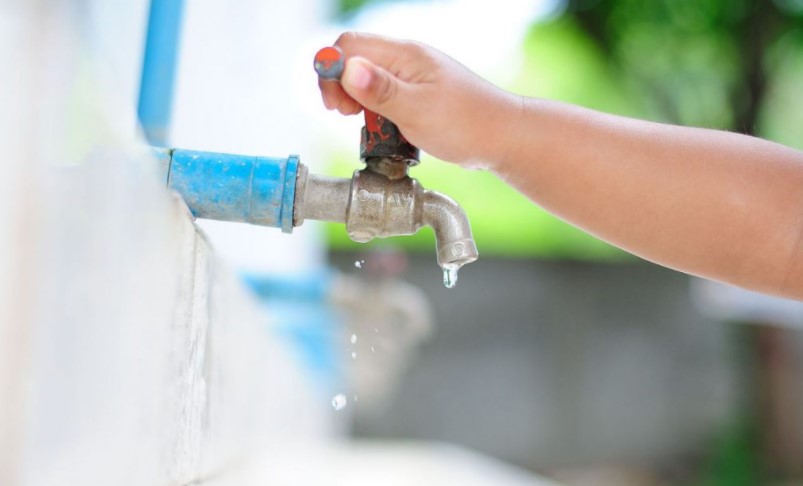 AyA reporta aumento en consumo de agua por calor y anuncia suspensiones que afectarán a 200 mil personas esta semana