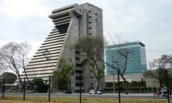 Contraloría señala falta de claridad e incerteza en plan del Gobierno para crear ‘Mega’ Ministerio de Vivienda