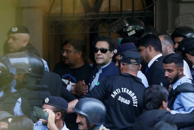 Tensión en Pakistán: el ex primer ministro Imran Khan fue liberado tras un tiroteo fuera del juzgado donde se encontraba