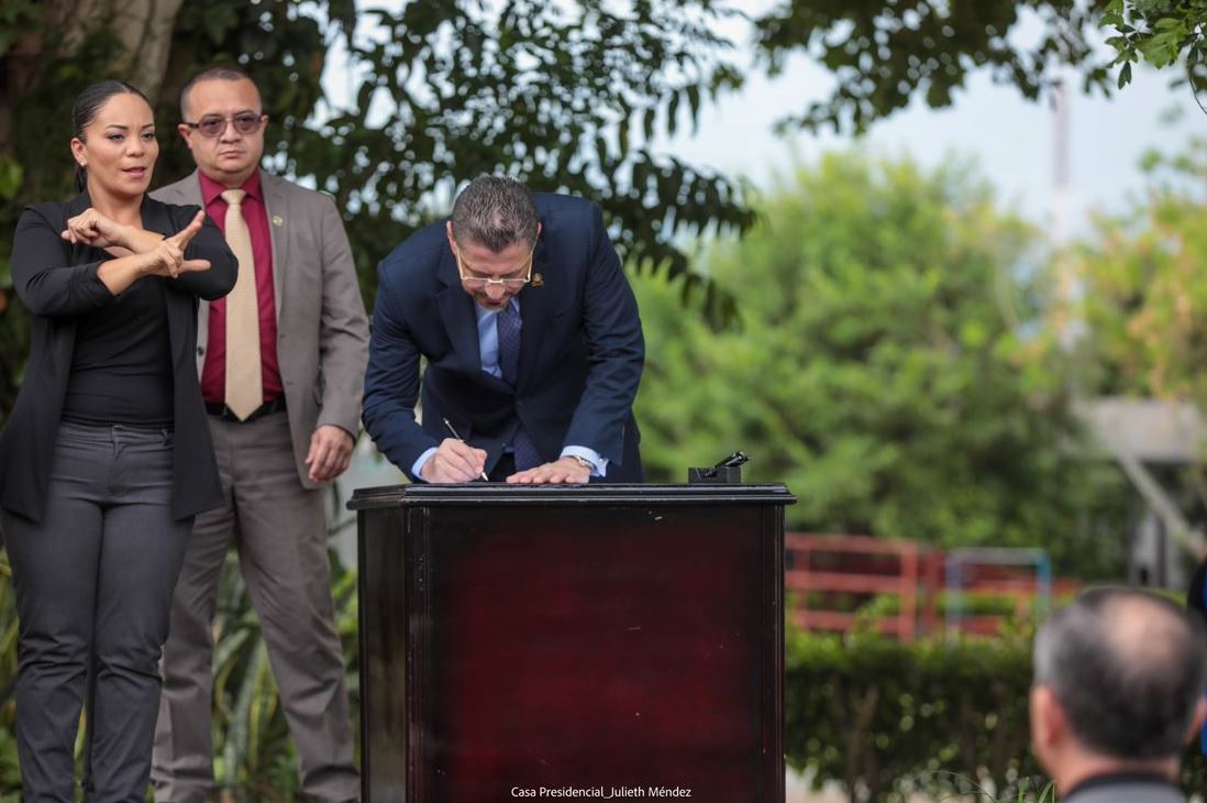 Presidente Chaves firmó Ley que permitirá mantener a líderes de bandas criminales en prisión preventiva