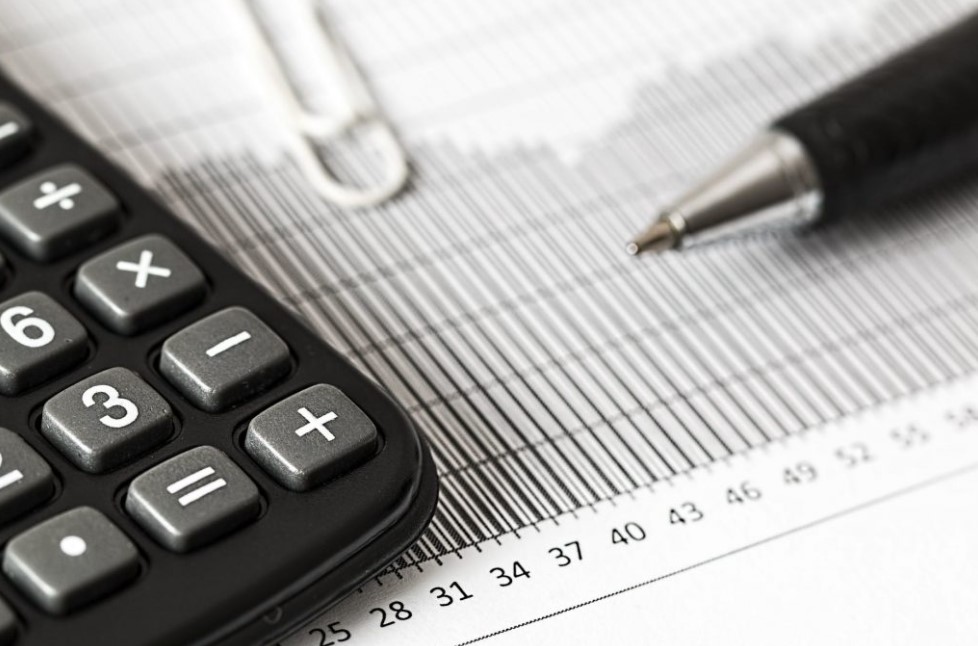 Expertos vislumbran disminución en cuotas de créditos ante caída en la inflación