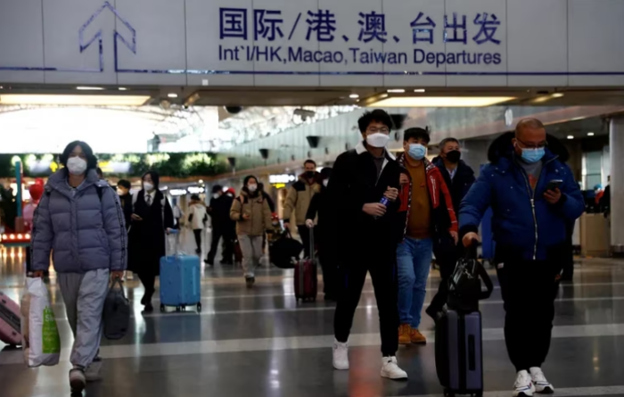 El régimen de China le prohibe salir del país a miles de personas y la cifra crece día a día