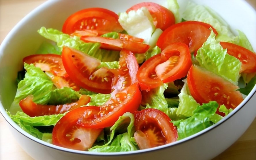 ¡Ensaladas más baratas! Precio de lechuga americana y tomate disminuyó en las ferias del agricultor