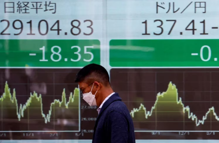 Wall Street y las bolsas europeas cotizan en baja ante la incertidumbre por la deuda de Estados Unidos