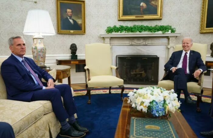 Joe Biden reanudó las agrias negociaciones con Kevin McCarthy para evitar un default de Estados Unidos