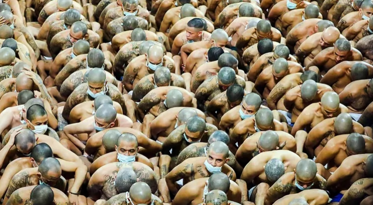 Castigos, tortura y muerte: las voces de los sobrevivientes que relatan el terror en las cárceles de Nayib Bukele