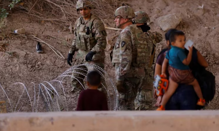 Estados Unidos dijo que los ingresos de migrantes desde México cayeron a la mitad en los primeros días tras el cambio de norma