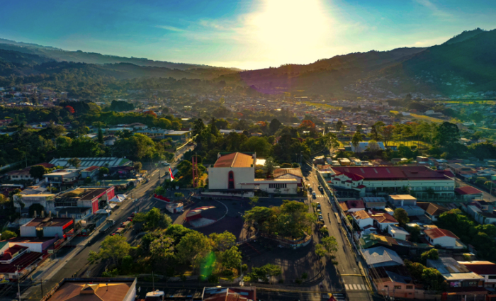 Parque central de Tres Ríos pasa a manos de la Municipalidad de la Unión