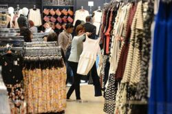Cuatro de cada diez establecimientos del sector servicios tienen puestos vacantes para ‘Vendedores en comercios’