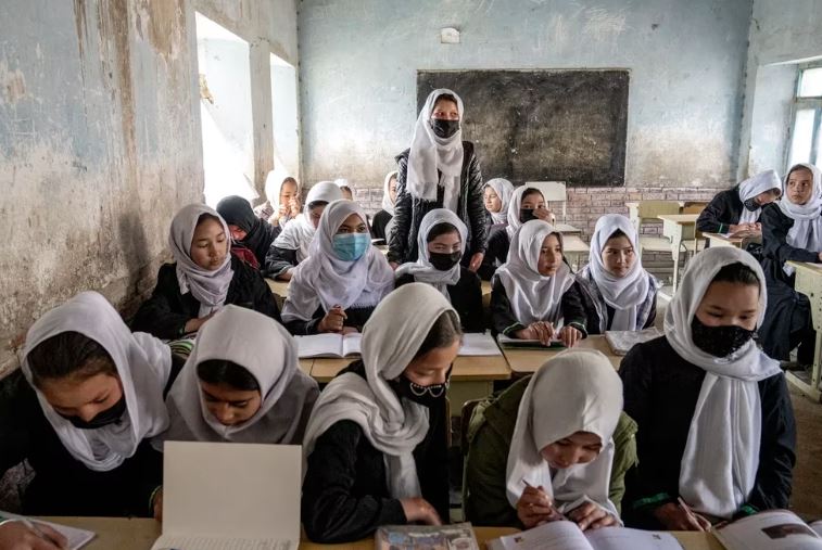 La Unión Europea exhortó a las autoridades afganas a investigar el “atroz” envenenamiento de 77 niñas en escuelas