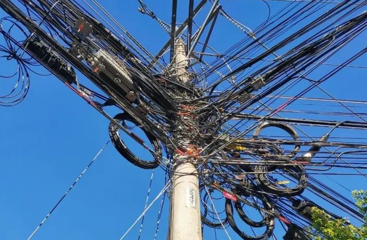 CNFL asegura que sobrecarga de postes generó gastos por ¢120 millones en los últimos 18 meses