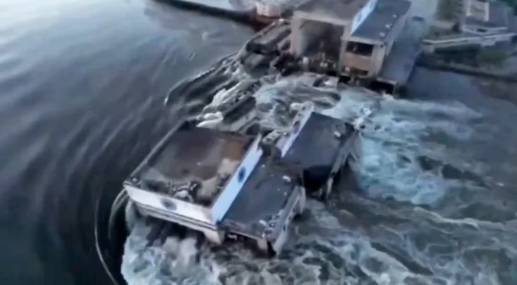 Ucrania reportó las primeras evacuaciones de pueblos inundados en Kherson tras el ataque a la presa Kajovka