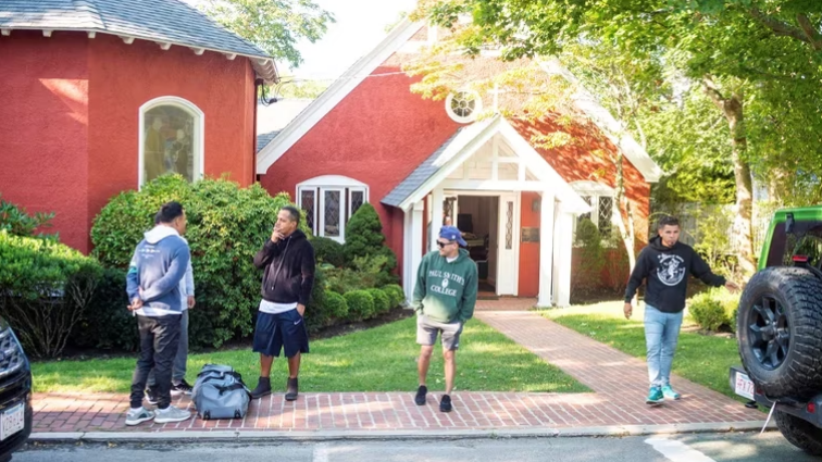 Investigan el origen de un viaje en avión de migrantes latinoamericanos de Florida a California