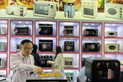 Las exportaciones chinas cayeron 7,5 por ciento en mayo y se debilita su recuperación económica