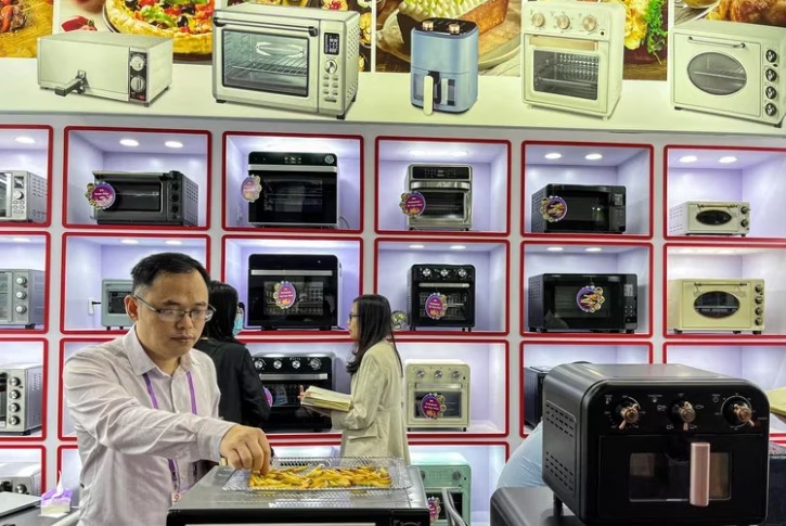 Las exportaciones chinas cayeron 7,5 por ciento en mayo y se debilita su recuperación económica