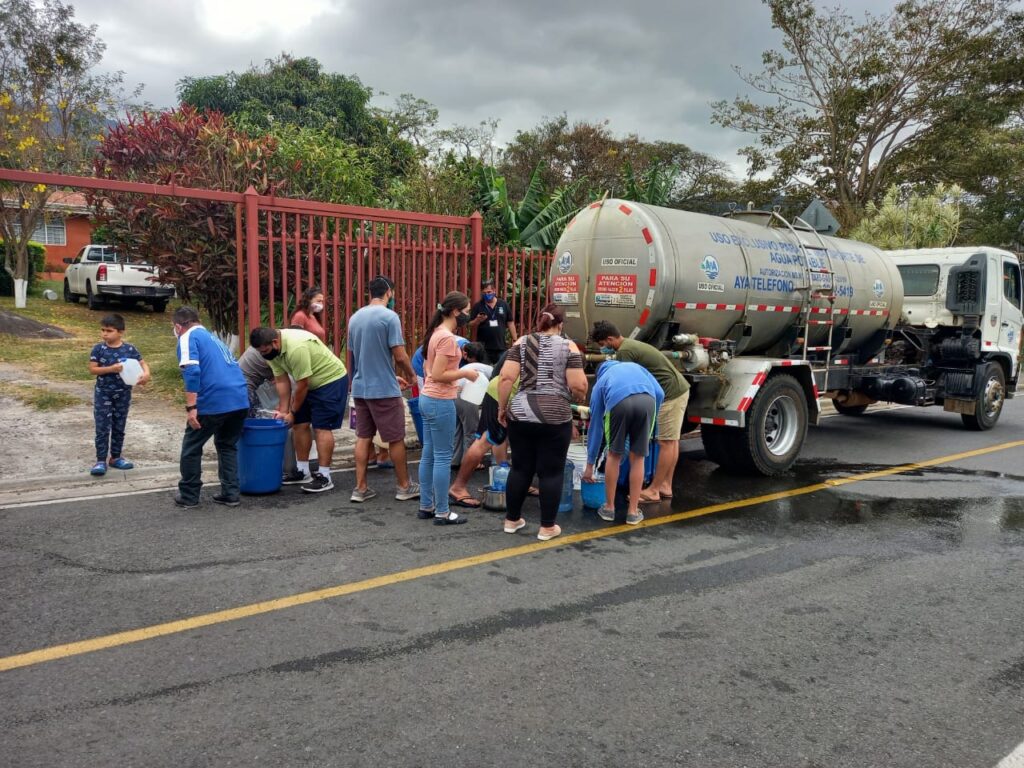 AyA recuerda a usuarios que no se cobra por agua que distribuyen camiones cisterna