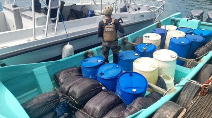 Guardacostas interceptaron lancha rápida con 44 bultos de droga en el Pacífico Sur
