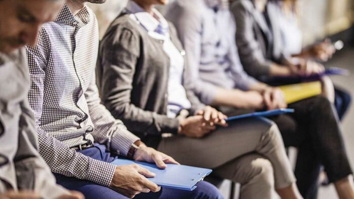 Tasa de desempleo se ubica en 9,7% y baja de dos dígitos por primera vez en cinco años