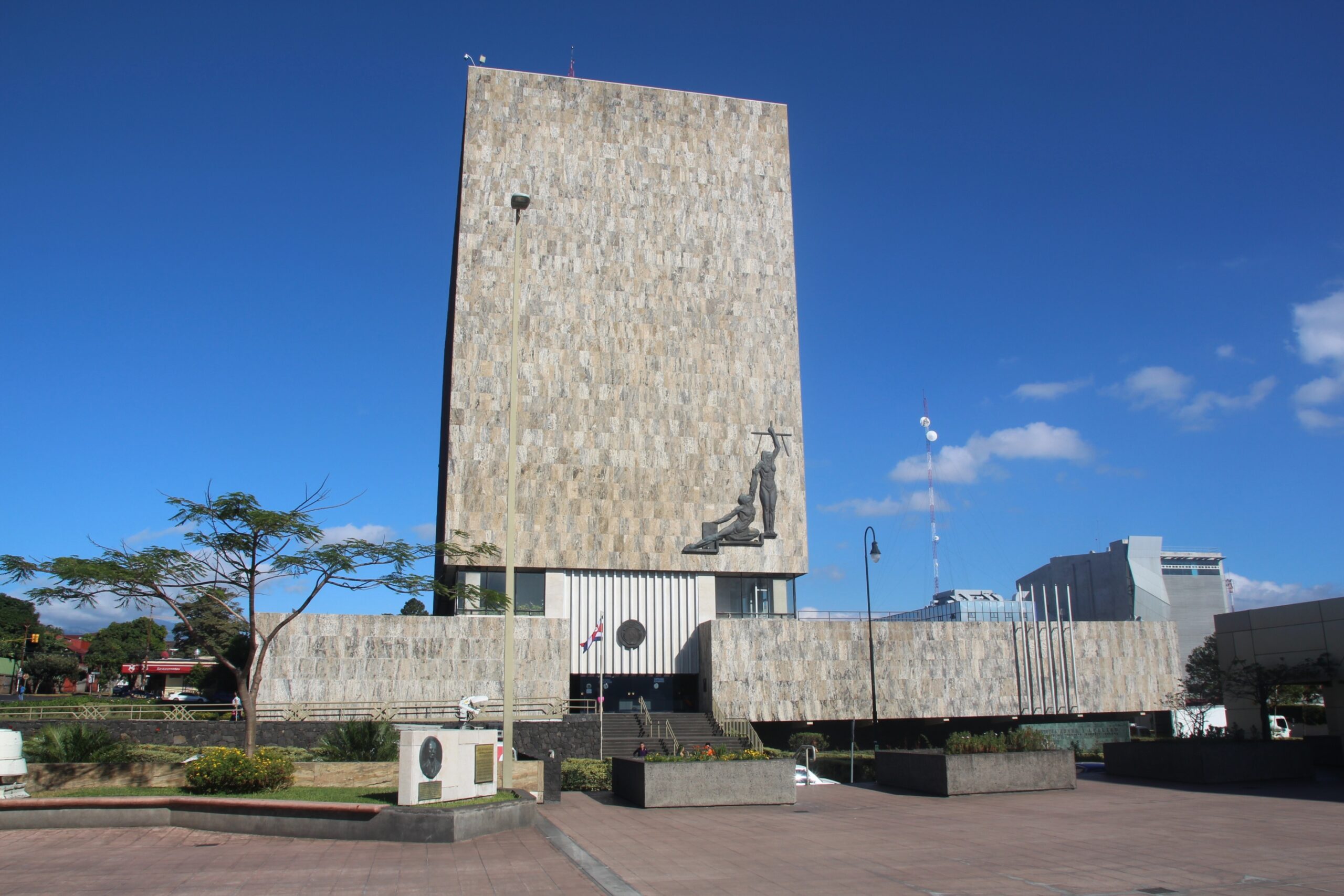 OIJ y Fiscalía decomisaron documentos en Junta de Pensiones del Poder Judicial por denuncia confidencial sobre jubilación cedida a exfuncionaria