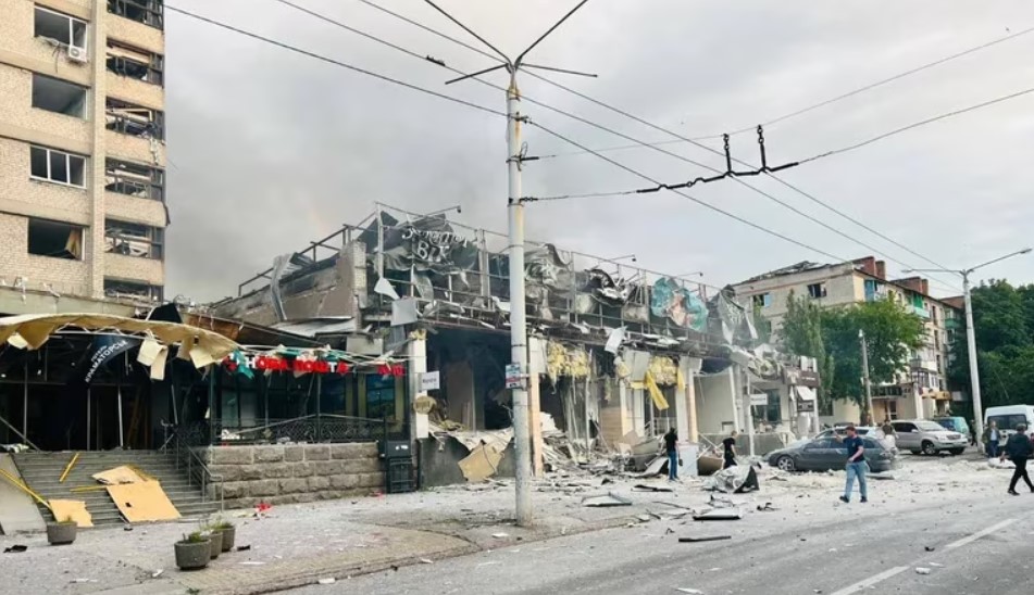 Un brutal bombardeo ruso contra un restaurante de Ucrania mató a al menos tres personas y dejó 22 heridos