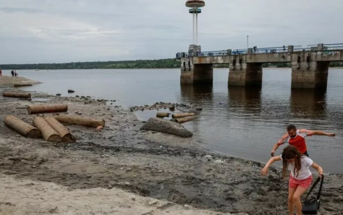 Un bombardeo ruso contra un barco que rescataba evacuados en Ucrania dejó tres muertos y diez heridos