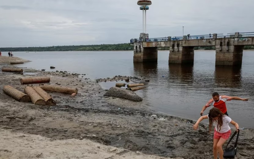Un bombardeo ruso contra un barco que rescataba evacuados en Ucrania dejó tres muertos y diez heridos
