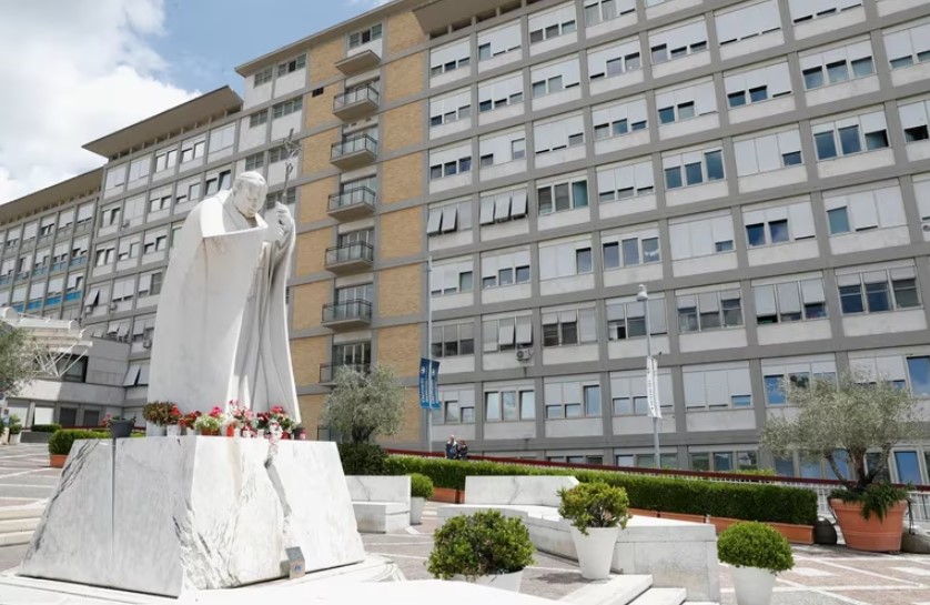 El papa Francisco no participó del Ángelus por recomendación de los médicos, pero su evolución es favorable