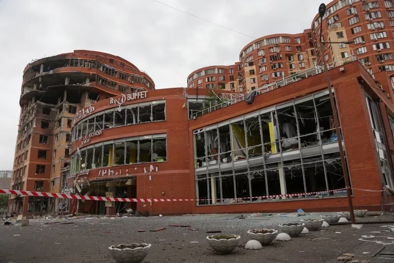 Al menos tres muertos y 13 heridos dejó un bombardeo ruso contra infraestructuras civiles en la ciudad ucraniana de Odesa