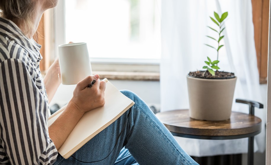 Mujeres destinan menos tiempo semanal que los hombres a actividades como redes sociales y recreación