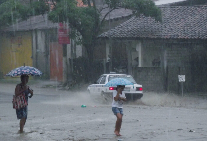 Ondas tropicales 5 y 6 reforzarán condiciones lluviosas entre martes y jueves de esta semana