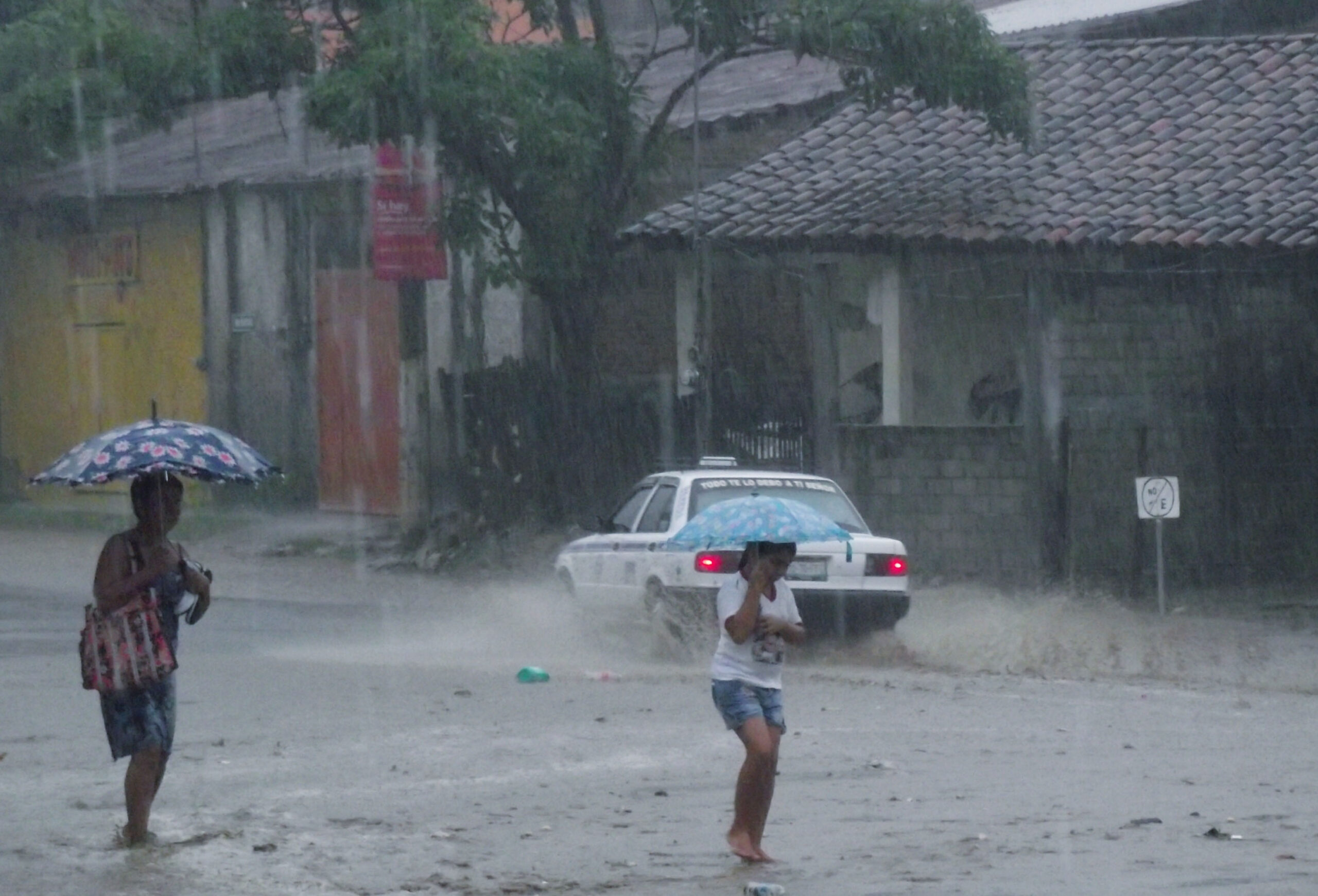 Ondas tropicales 5 y 6 reforzarán condiciones lluviosas entre martes y jueves de esta semana
