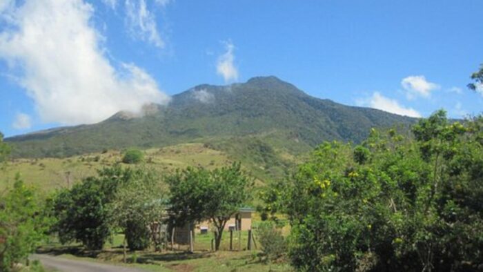 Productores y ganaderos cercanos al Volcán Rincón de la Vieja preocupados por erupciones