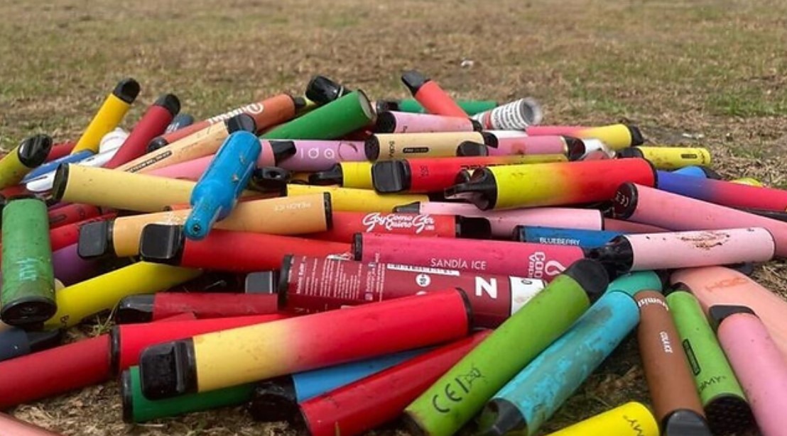 Reportaje Especial: Los vapeadores más allá del fumado, una problemática que también incide en el ambiente