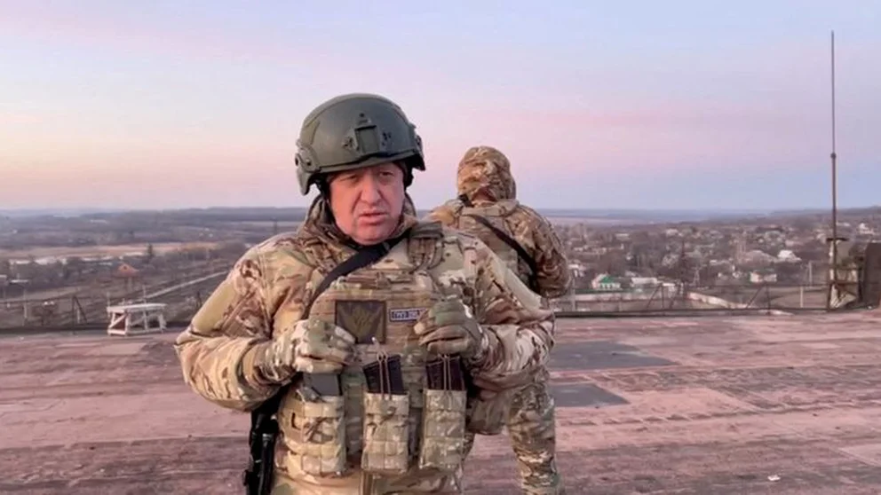 El jefe de los mercenarios de Wagner anunció el derribo de un helicóptero del Ejército ruso y amenazó con llegar a Moscú