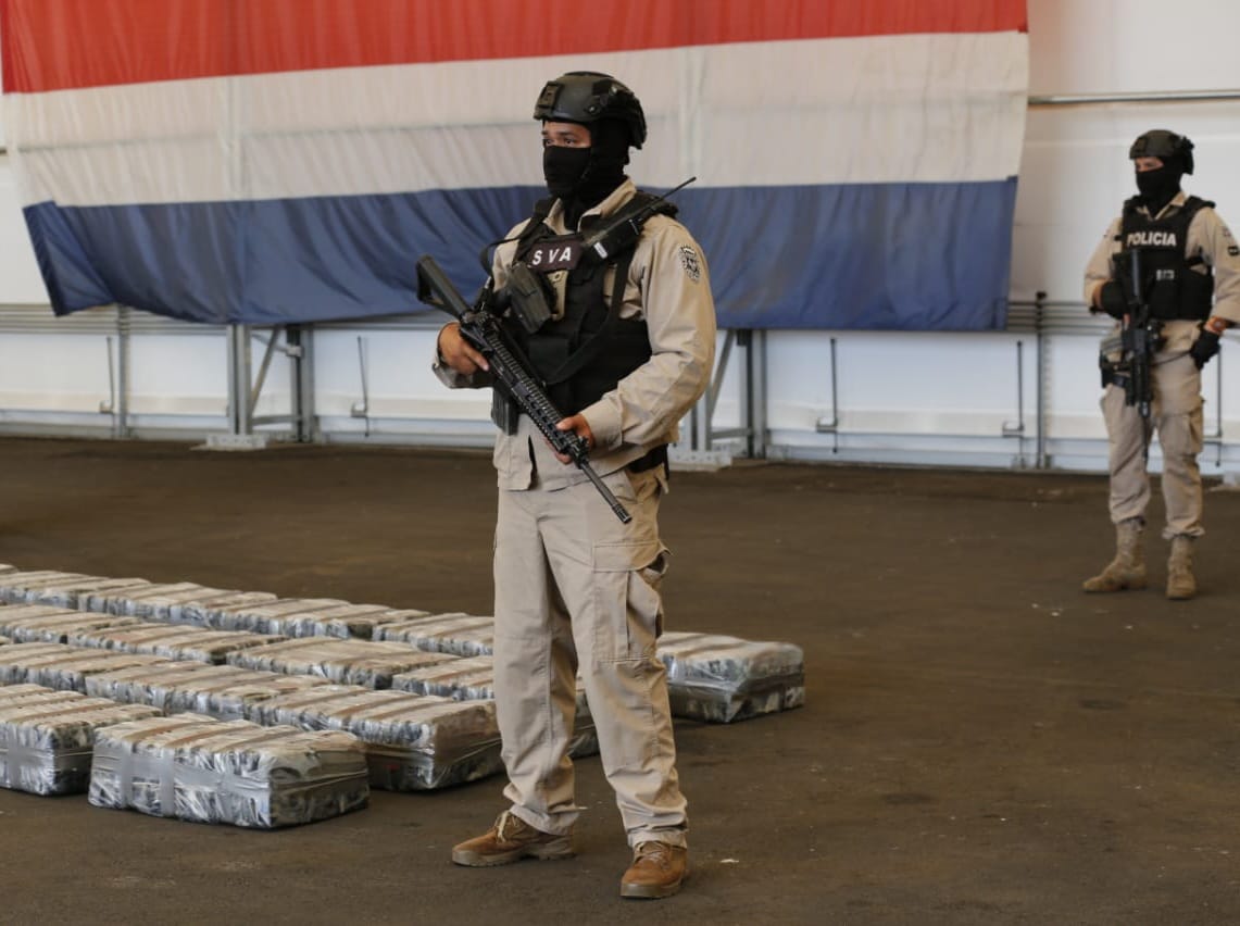 Seguridad confirma detención de dos personas que transportaban más de una tonelada de marihuana en lancha