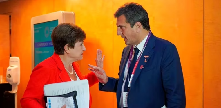 Argentina le pagó USD 2.700 millones al FMI y un equipo de Economía viajará a EEUU a cerrar el nuevo acuerdo