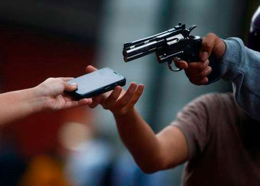 Condenan a dos sujetos a 8 años de prisión por asaltar a conductor que estaba en una ‘presa’ en Desamparados