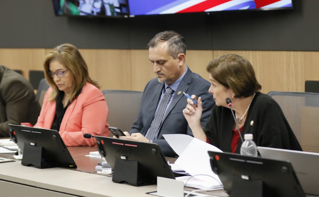 Diputados oficialistas presentan queja ante Presidente del Congreso por supuestos malos tratos de la oposición