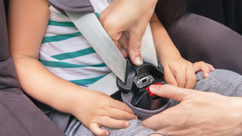 Plan busca sancionar con decomiso del vehículo a conductores que transporten menores sin dispositivos de seguridad