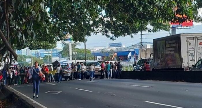 Vecinos de La Carpio bloquearon la General Cañas por dos horas y provocaron afectación en al menos 9 rutas: MEP los atenderá este miércoles