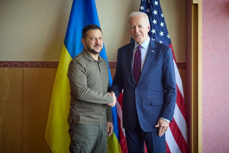 Joe Biden aprobó el suministro de municiones de racimo para Ucrania