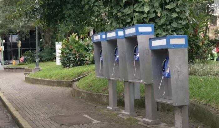 Cantidad de teléfonos públicos se redujo en un 41% desde el 2018: 34 cantones no cuentan con este servicio