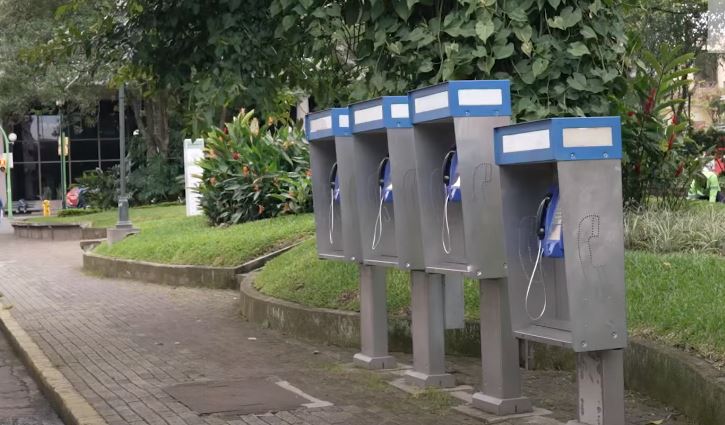 Cantidad de teléfonos públicos se redujo en un 41% desde el 2018: 34 cantones no cuentan con este servicio