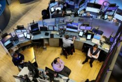 Wall Street operó con pocos cambios pero cerró una nueva semana en positivo