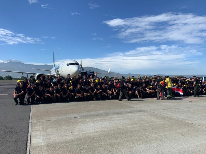Más de 100 bomberos costarricenses viajan a Canadá para combatir incendios forestales