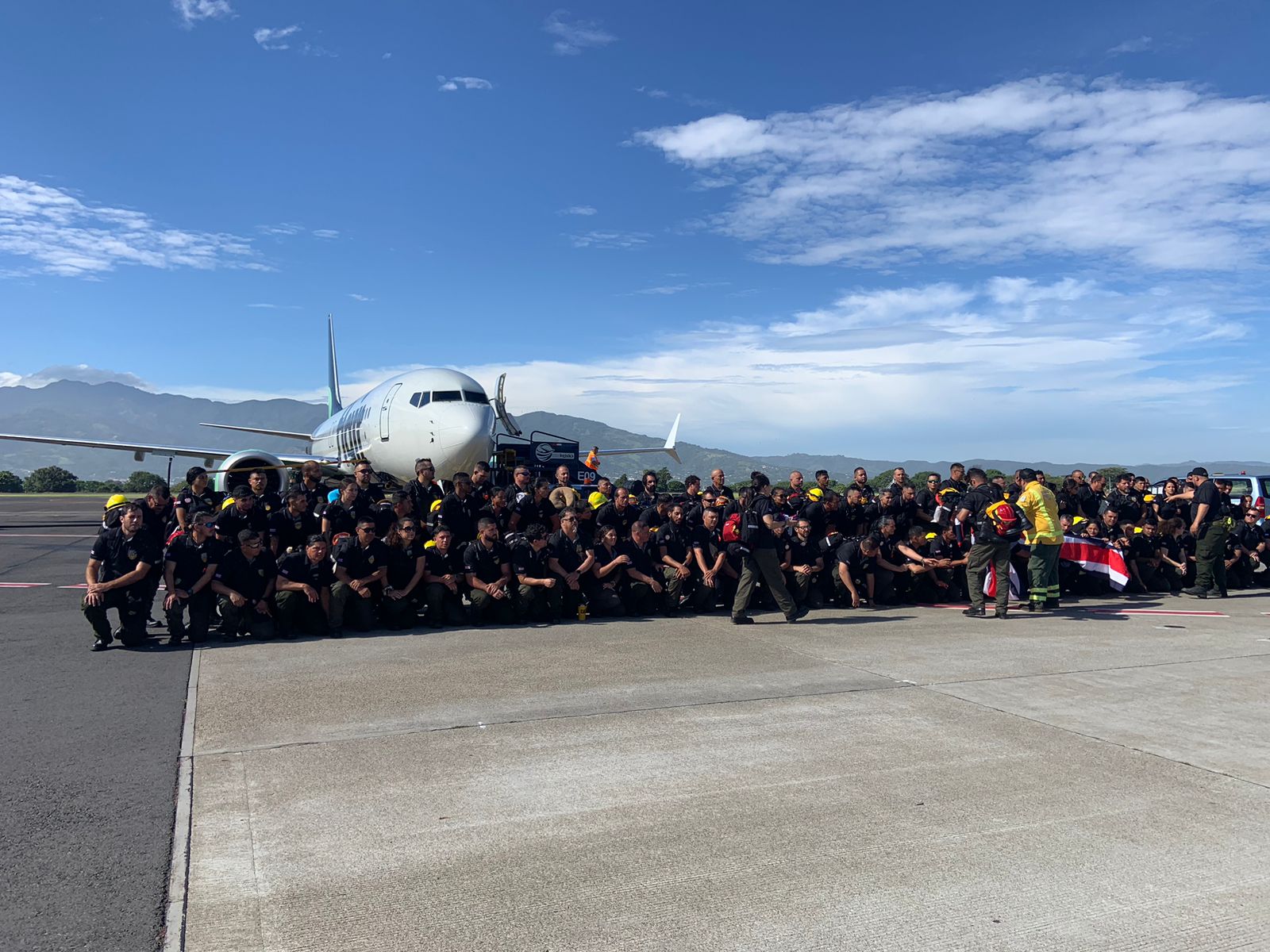 Más de 100 bomberos costarricenses viajan a Canadá para combatir incendios forestales