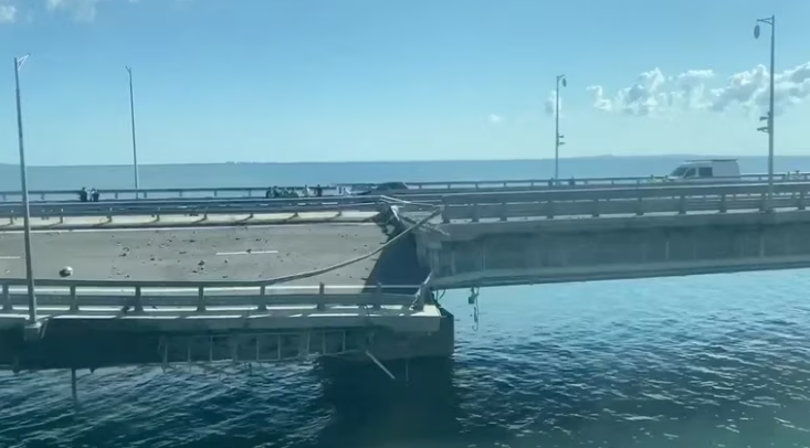 Ucrania reivindicó las explosiones en el puente de Crimea: fue atacado con drones submarinos