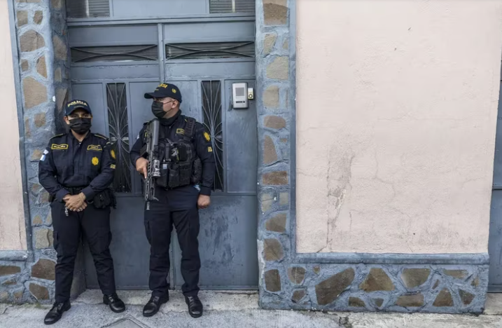 La Fiscalía de Guatemala allanó otra vez la sede del Tribunal Electoral y ordenó la captura de una directora del organismo