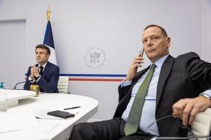 El asesor de política exterior de Macron dijo que hay indicios de que el régimen chino le entrega equipos militares a Rusia