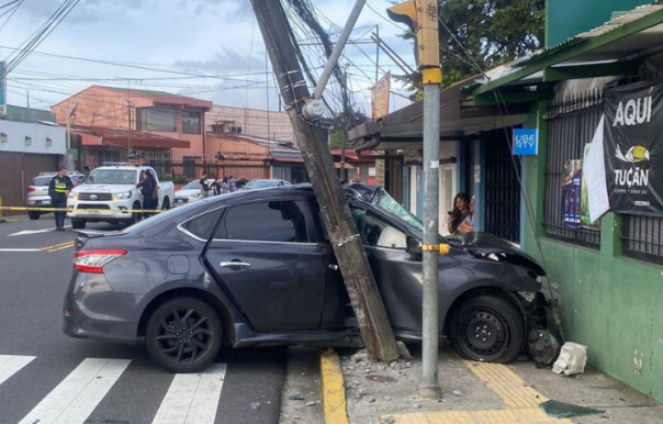 CNFL reporta daños por casi ₡30 millones debido a 17 choques de vehículos contra postes de electricidad en junio